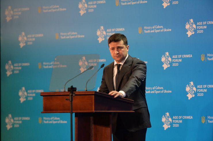День спротиву російській окупації Криму відзначають у Києві проведенням форуму Age of Crimea. До заходу долучилися президент України Володимир Зеленський і представники Меджлісу, зокрема, нардеп Мустафа Джемілєв. 
Шість років тому, 26 лютого 2014 року, під будівлею Верховної Ради Криму відбувся проукраїнський мітинг за збереження територіальної цілісності країни. Після цього міжнародні організації визнали російську окупацію Криму незаконною, а провідні держави світу запровадили економічні санкції проти РФ. 
Під час свого виступу Зеленський заявив, що сьогодні підпише указ про встановлення офіційного свята — Дня спротиву окупації Автономної республіки Крим та міста Севастополя, що відзначатиметься щорічно 26 лютого. 
Президент України Володимир Зеленський
