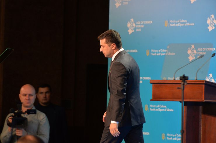 День спротиву російській окупації Криму відзначають у Києві проведенням форуму Age of Crimea. До заходу долучилися президент України Володимир Зеленський і представники Меджлісу, зокрема, нардеп Мустафа Джемілєв. 
Шість років тому, 26 лютого 2014 року, під будівлею Верховної Ради Криму відбувся проукраїнський мітинг за збереження територіальної цілісності країни. Після цього міжнародні організації визнали російську окупацію Криму незаконною, а провідні держави світу запровадили економічні санкції проти РФ. 
Під час свого виступу Зеленський заявив, що сьогодні підпише указ про встановлення офіційного свята — Дня спротиву окупації Автономної республіки Крим та міста Севастополя, що відзначатиметься щорічно 26 лютого. 
Президент України Володимир Зеленський
