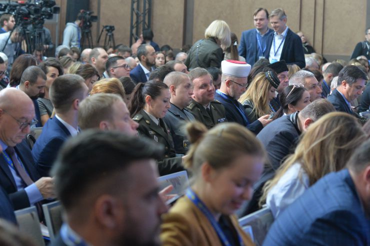 День спротиву російській окупації Криму відзначають у Києві проведенням форуму Age of Crimea. До заходу долучилися президент України Володимир Зеленський і представники Меджлісу, зокрема, нардеп Мустафа Джемілєв. 
Шість років тому, 26 лютого 2014 року, під будівлею Верховної Ради Криму відбувся проукраїнський мітинг за збереження територіальної цілісності країни. Після цього міжнародні організації визнали російську окупацію Криму незаконною, а провідні держави світу запровадили економічні санкції проти РФ. 
Під час свого виступу Зеленський заявив, що сьогодні підпише указ про встановлення офіційного свята — Дня спротиву окупації Автономної республіки Крим та міста Севастополя, що відзначатиметься щорічно 26 лютого. 
