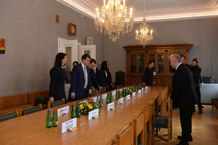 Офіційний візит Голови Верховної Ради України Дмитра Разумкова в Естонію (Таллінн).

Зустріч Голови Верховної Ради України Д.Разумкова з спікером Рійгікогу (парламенту) Естонії Хенном Пиллуаасом. Запис у книзі почесних гостей.
