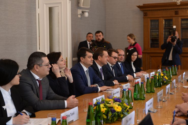 Офіційний візит Голови Верховної Ради України Дмитра Разумкова в Естонію (Таллінн).

Зустріч Голови Верховної Ради України Д.Разумкова з спікером Рійгікогу (парламенту) Естонії Хенном Пиллуаасом. Запис у книзі почесних гостей.
