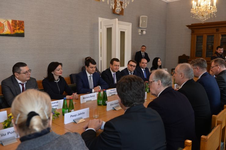 Офіційний візит Голови Верховної Ради України Дмитра Разумкова в Естонію (Таллінн).

Зустріч Голови Верховної Ради України Д.Разумкова з спікером Рійгікогу (парламенту) Естонії Хенном Пиллуаасом. Запис у книзі почесних гостей.
