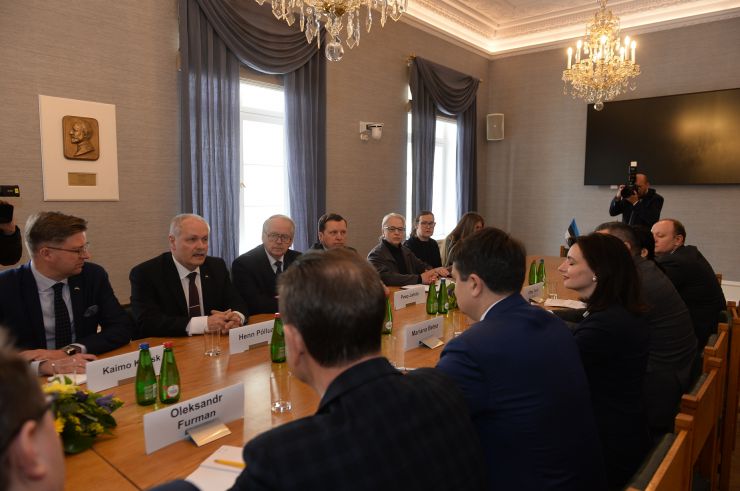 Офіційний візит Голови Верховної Ради України Дмитра Разумкова в Естонію (Таллінн).

Зустріч Голови Верховної Ради України Д.Разумкова з спікером Рійгікогу (парламенту) Естонії Хенном Пиллуаасом. Запис у книзі почесних гостей.
