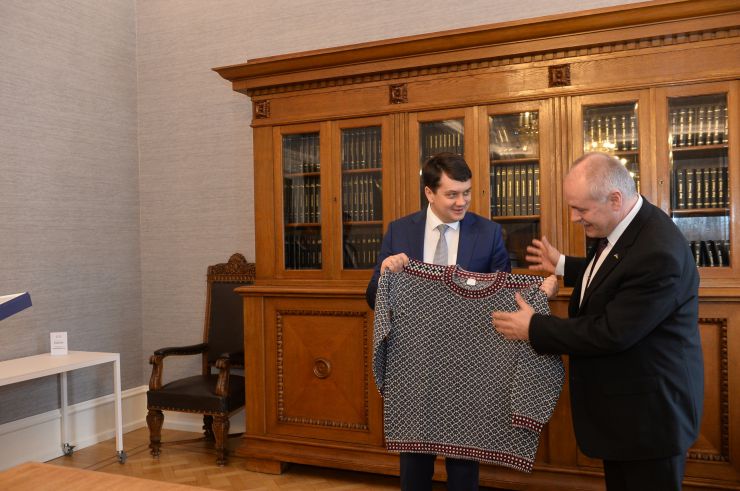 Офіційний візит Голови Верховної Ради України Дмитра Разумкова в Естонію (Таллінн).

Зустріч Голови Верховної Ради України Д.Разумкова з спікером Рійгікогу (парламенту) Естонії Хенном Пиллуаасом. Запис у книзі почесних гостей.
