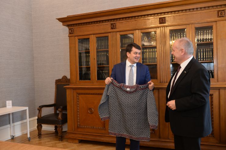 Офіційний візит Голови Верховної Ради України Дмитра Разумкова в Естонію (Таллінн).

Зустріч Голови Верховної Ради України Д.Разумкова з спікером Рійгікогу (парламенту) Естонії Хенном Пиллуаасом. Запис у книзі почесних гостей.
