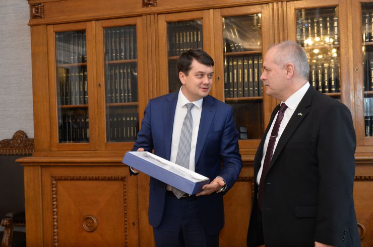 Офіційний візит Голови Верховної Ради України Дмитра Разумкова в Естонію (Таллінн).

Зустріч Голови Верховної Ради України Д.Разумкова з спікером Рійгікогу (парламенту) Естонії Хенном Пиллуаасом. Запис у книзі почесних гостей.
