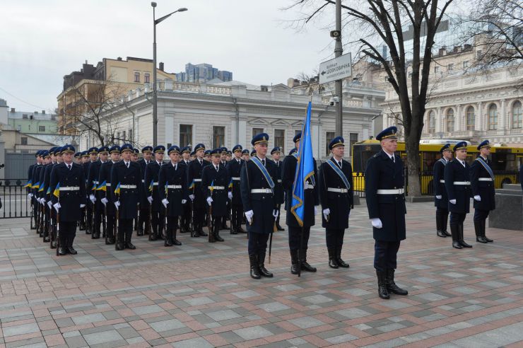 Урочистий захід з нагоди започаткування традиції несення Почесної варти Національної гвардії України біля Верховної Ради України, який супроводжувався урочистим підняттям Державного прапора України.
Несення Почесної варти Національної гвардії України та підняття Державного прапору перед будівлею Верховної Ради України стане постійним церемоніалом вшанування державних символів у вихідні та святкові дні. 
У заході взяли участь: Голова Верховної Ради України Дмитро Разумков, Керівник Апарату Верховної Ради України Вячеслав Штучний, міністр внутрішніх справ Арсен Аваков, командувач Національної гвардії Украіни Микола Балан, народні депутати України, представники громадськості.
