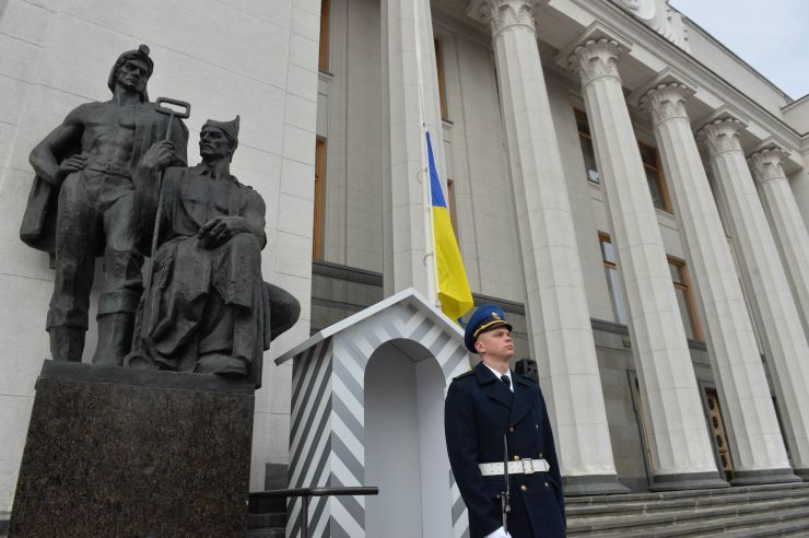 Урочистий захід з нагоди започаткування традиції несення Почесної варти Національної гвардії України біля Верховної Ради України, який супроводжувався урочистим підняттям Державного прапора України.
Несення Почесної варти Національної гвардії України та підняття Державного прапору перед будівлею Верховної Ради України стане постійним церемоніалом вшанування державних символів у вихідні та святкові дні. 
У заході взяли участь: Голова Верховної Ради України Дмитро Разумков, Керівник Апарату Верховної Ради України Вячеслав Штучний, міністр внутрішніх справ Арсен Аваков, командувач Національної гвардії Украіни Микола Балан, народні депутати України, представники громадськості.
