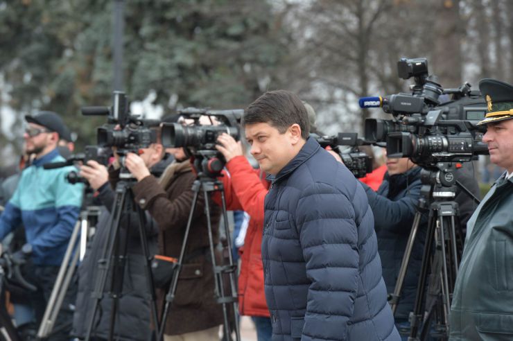 Урочистий захід з нагоди започаткування традиції несення Почесної варти Національної гвардії України біля Верховної Ради України, який супроводжувався урочистим підняттям Державного прапора України.
Несення Почесної варти Національної гвардії України та підняття Державного прапору перед будівлею Верховної Ради України стане постійним церемоніалом вшанування державних символів у вихідні та святкові дні. 
У заході взяли участь: Голова Верховної Ради України Дмитро Разумков, Керівник Апарату Верховної Ради України Вячеслав Штучний, міністр внутрішніх справ Арсен Аваков, командувач Національної гвардії Украіни Микола Балан, народні депутати України, представники громадськості.
