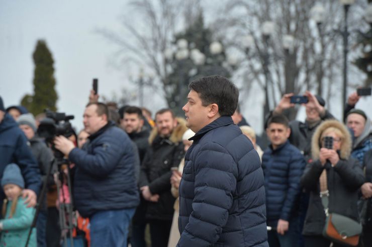 Урочистий захід з нагоди започаткування традиції несення Почесної варти Національної гвардії України біля Верховної Ради України, який супроводжувався урочистим підняттям Державного прапора України.
Несення Почесної варти Національної гвардії України та підняття Державного прапору перед будівлею Верховної Ради України стане постійним церемоніалом вшанування державних символів у вихідні та святкові дні. 
У заході взяли участь: Голова Верховної Ради України Дмитро Разумков, Керівник Апарату Верховної Ради України Вячеслав Штучний, міністр внутрішніх справ Арсен Аваков, командувач Національної гвардії Украіни Микола Балан, народні депутати України, представники громадськості.
