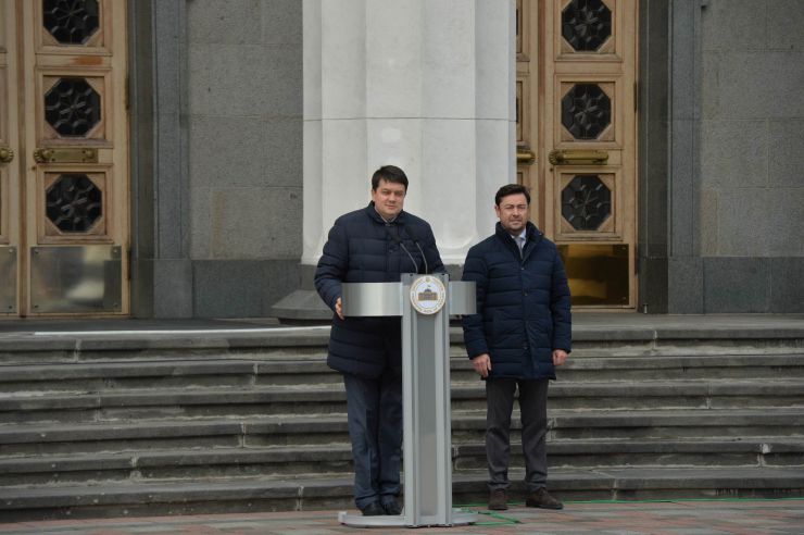 Урочистий захід з нагоди започаткування традиції несення Почесної варти Національної гвардії України біля Верховної Ради України, який супроводжувався урочистим підняттям Державного прапора України.
Несення Почесної варти Національної гвардії України та підняття Державного прапору перед будівлею Верховної Ради України стане постійним церемоніалом вшанування державних символів у вихідні та святкові дні. 
У заході взяли участь: Голова Верховної Ради України Дмитро Разумков, Керівник Апарату Верховної Ради України Вячеслав Штучний, міністр внутрішніх справ Арсен Аваков, командувач Національної гвардії Украіни Микола Балан, народні депутати України, представники громадськості.
