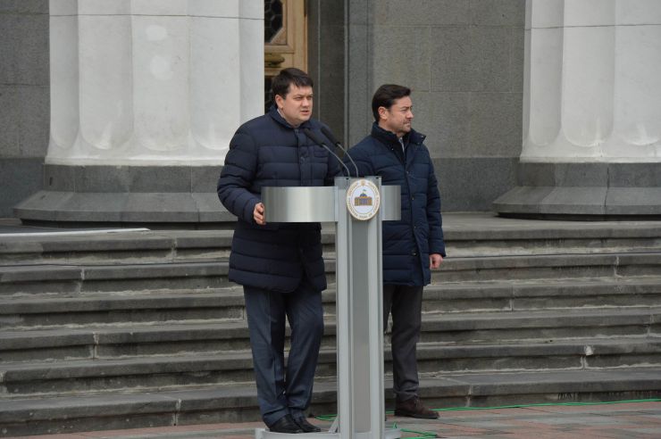 Урочистий захід з нагоди започаткування традиції несення Почесної варти Національної гвардії України біля Верховної Ради України, який супроводжувався урочистим підняттям Державного прапора України.
Несення Почесної варти Національної гвардії України та підняття Державного прапору перед будівлею Верховної Ради України стане постійним церемоніалом вшанування державних символів у вихідні та святкові дні. 
У заході взяли участь: Голова Верховної Ради України Дмитро Разумков, Керівник Апарату Верховної Ради України Вячеслав Штучний, міністр внутрішніх справ Арсен Аваков, командувач Національної гвардії Украіни Микола Балан, народні депутати України, представники громадськості.
