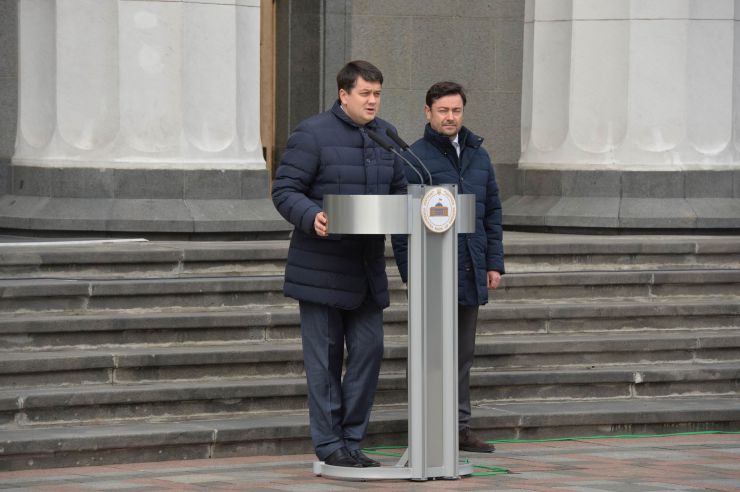 Урочистий захід з нагоди започаткування традиції несення Почесної варти Національної гвардії України біля Верховної Ради України, який супроводжувався урочистим підняттям Державного прапора України.
Несення Почесної варти Національної гвардії України та підняття Державного прапору перед будівлею Верховної Ради України стане постійним церемоніалом вшанування державних символів у вихідні та святкові дні. 
У заході взяли участь: Голова Верховної Ради України Дмитро Разумков, Керівник Апарату Верховної Ради України Вячеслав Штучний, міністр внутрішніх справ Арсен Аваков, командувач Національної гвардії Украіни Микола Балан, народні депутати України, представники громадськості.
