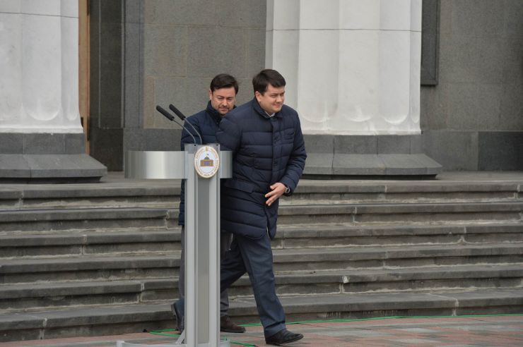 Урочистий захід з нагоди започаткування традиції несення Почесної варти Національної гвардії України біля Верховної Ради України, який супроводжувався урочистим підняттям Державного прапора України.
Несення Почесної варти Національної гвардії України та підняття Державного прапору перед будівлею Верховної Ради України стане постійним церемоніалом вшанування державних символів у вихідні та святкові дні. 
У заході взяли участь: Голова Верховної Ради України Дмитро Разумков, Керівник Апарату Верховної Ради України Вячеслав Штучний, міністр внутрішніх справ Арсен Аваков, командувач Національної гвардії Украіни Микола Балан, народні депутати України, представники громадськості.
