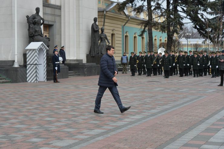 Урочистий захід з нагоди започаткування традиції несення Почесної варти Національної гвардії України біля Верховної Ради України, який супроводжувався урочистим підняттям Державного прапора України.
Несення Почесної варти Національної гвардії України та підняття Державного прапору перед будівлею Верховної Ради України стане постійним церемоніалом вшанування державних символів у вихідні та святкові дні. 
У заході взяли участь: Голова Верховної Ради України Дмитро Разумков, Керівник Апарату Верховної Ради України Вячеслав Штучний, міністр внутрішніх справ Арсен Аваков, командувач Національної гвардії Украіни Микола Балан, народні депутати України, представники громадськості.
