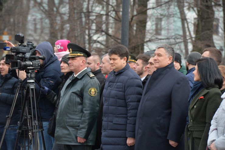Урочистий захід з нагоди започаткування традиції несення Почесної варти Національної гвардії України біля Верховної Ради України, який супроводжувався урочистим підняттям Державного прапора України.
Несення Почесної варти Національної гвардії України та підняття Державного прапору перед будівлею Верховної Ради України стане постійним церемоніалом вшанування державних символів у вихідні та святкові дні. 
У заході взяли участь: Голова Верховної Ради України Дмитро Разумков, Керівник Апарату Верховної Ради України Вячеслав Штучний, міністр внутрішніх справ Арсен Аваков, командувач Національної гвардії Украіни Микола Балан, народні депутати України, представники громадськості.
