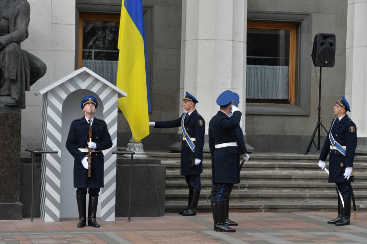 Урочистий захід з нагоди започаткування традиції несення Почесної варти Національної гвардії України біля Верховної Ради України, який супроводжувався урочистим підняттям Державного прапора України.
Несення Почесної варти Національної гвардії України та підняття Державного прапору перед будівлею Верховної Ради України стане постійним церемоніалом вшанування державних символів у вихідні та святкові дні. 
У заході взяли участь: Голова Верховної Ради України Дмитро Разумков, Керівник Апарату Верховної Ради України Вячеслав Штучний, міністр внутрішніх справ Арсен Аваков, командувач Національної гвардії Украіни Микола Балан, народні депутати України, представники громадськості.
