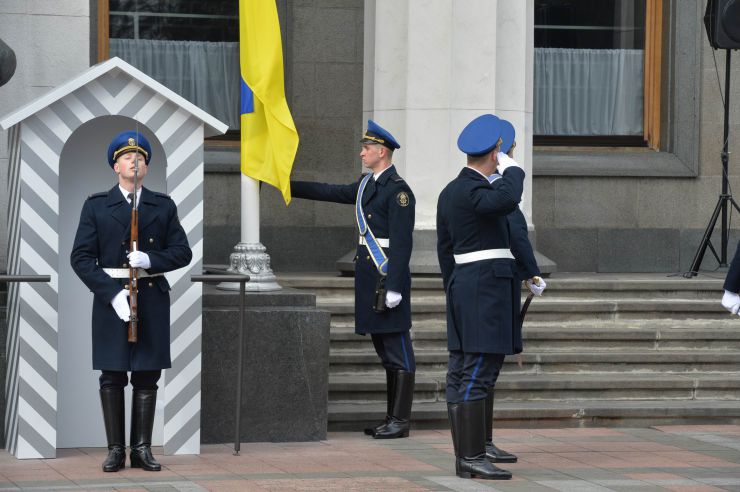 Урочистий захід з нагоди започаткування традиції несення Почесної варти Національної гвардії України біля Верховної Ради України, який супроводжувався урочистим підняттям Державного прапора України.
Несення Почесної варти Національної гвардії України та підняття Державного прапору перед будівлею Верховної Ради України стане постійним церемоніалом вшанування державних символів у вихідні та святкові дні. 
У заході взяли участь: Голова Верховної Ради України Дмитро Разумков, Керівник Апарату Верховної Ради України Вячеслав Штучний, міністр внутрішніх справ Арсен Аваков, командувач Національної гвардії Украіни Микола Балан, народні депутати України, представники громадськості.
