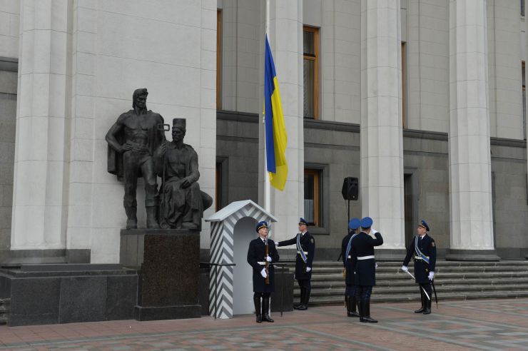 Урочистий захід з нагоди започаткування традиції несення Почесної варти Національної гвардії України біля Верховної Ради України, який супроводжувався урочистим підняттям Державного прапора України.
Несення Почесної варти Національної гвардії України та підняття Державного прапору перед будівлею Верховної Ради України стане постійним церемоніалом вшанування державних символів у вихідні та святкові дні. 
У заході взяли участь: Голова Верховної Ради України Дмитро Разумков, Керівник Апарату Верховної Ради України Вячеслав Штучний, міністр внутрішніх справ Арсен Аваков, командувач Національної гвардії Украіни Микола Балан, народні депутати України, представники громадськості.
