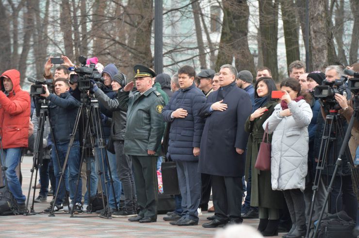 Урочистий захід з нагоди започаткування традиції несення Почесної варти Національної гвардії України біля Верховної Ради України, який супроводжувався урочистим підняттям Державного прапора України.
Несення Почесної варти Національної гвардії України та підняття Державного прапору перед будівлею Верховної Ради України стане постійним церемоніалом вшанування державних символів у вихідні та святкові дні. 
У заході взяли участь: Голова Верховної Ради України Дмитро Разумков, Керівник Апарату Верховної Ради України Вячеслав Штучний, міністр внутрішніх справ Арсен Аваков, командувач Національної гвардії Украіни Микола Балан, народні депутати України, представники громадськості.
