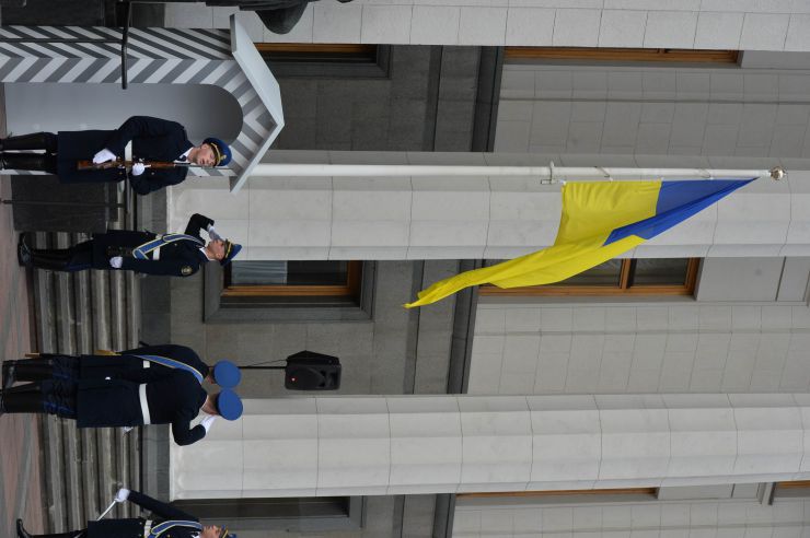 Урочистий захід з нагоди започаткування традиції несення Почесної варти Національної гвардії України біля Верховної Ради України, який супроводжувався урочистим підняттям Державного прапора України.
Несення Почесної варти Національної гвардії України та підняття Державного прапору перед будівлею Верховної Ради України стане постійним церемоніалом вшанування державних символів у вихідні та святкові дні. 
У заході взяли участь: Голова Верховної Ради України Дмитро Разумков, Керівник Апарату Верховної Ради України Вячеслав Штучний, міністр внутрішніх справ Арсен Аваков, командувач Національної гвардії Украіни Микола Балан, народні депутати України, представники громадськості.
