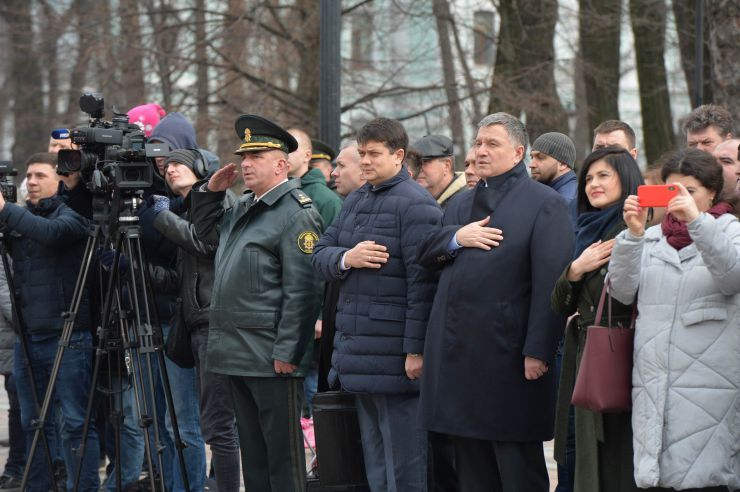 Урочистий захід з нагоди започаткування традиції несення Почесної варти Національної гвардії України біля Верховної Ради України, який супроводжувався урочистим підняттям Державного прапора України.
Несення Почесної варти Національної гвардії України та підняття Державного прапору перед будівлею Верховної Ради України стане постійним церемоніалом вшанування державних символів у вихідні та святкові дні. 
У заході взяли участь: Голова Верховної Ради України Дмитро Разумков, Керівник Апарату Верховної Ради України Вячеслав Штучний, міністр внутрішніх справ Арсен Аваков, командувач Національної гвардії Украіни Микола Балан, народні депутати України, представники громадськості.
