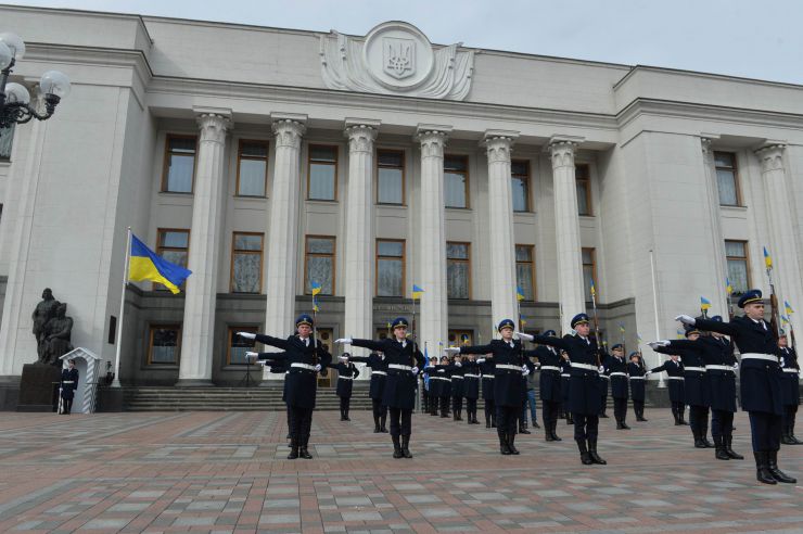 Урочистий захід з нагоди започаткування традиції несення Почесної варти Національної гвардії України біля Верховної Ради України, який супроводжувався урочистим підняттям Державного прапора України.
Несення Почесної варти Національної гвардії України та підняття Державного прапору перед будівлею Верховної Ради України стане постійним церемоніалом вшанування державних символів у вихідні та святкові дні. 
У заході взяли участь: Голова Верховної Ради України Дмитро Разумков, Керівник Апарату Верховної Ради України Вячеслав Штучний, міністр внутрішніх справ Арсен Аваков, командувач Національної гвардії Украіни Микола Балан, народні депутати України, представники громадськості.
