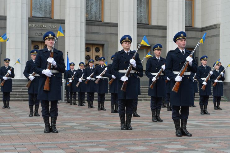 Урочистий захід з нагоди започаткування традиції несення Почесної варти Національної гвардії України біля Верховної Ради України, який супроводжувався урочистим підняттям Державного прапора України.
Несення Почесної варти Національної гвардії України та підняття Державного прапору перед будівлею Верховної Ради України стане постійним церемоніалом вшанування державних символів у вихідні та святкові дні. 
У заході взяли участь: Голова Верховної Ради України Дмитро Разумков, Керівник Апарату Верховної Ради України Вячеслав Штучний, міністр внутрішніх справ Арсен Аваков, командувач Національної гвардії Украіни Микола Балан, народні депутати України, представники громадськості.
