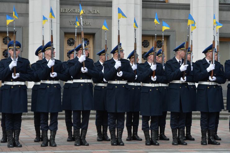 Урочистий захід з нагоди започаткування традиції несення Почесної варти Національної гвардії України біля Верховної Ради України, який супроводжувався урочистим підняттям Державного прапора України.
Несення Почесної варти Національної гвардії України та підняття Державного прапору перед будівлею Верховної Ради України стане постійним церемоніалом вшанування державних символів у вихідні та святкові дні. 
У заході взяли участь: Голова Верховної Ради України Дмитро Разумков, Керівник Апарату Верховної Ради України Вячеслав Штучний, міністр внутрішніх справ Арсен Аваков, командувач Національної гвардії Украіни Микола Балан, народні депутати України, представники громадськості.
