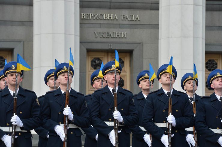 Урочистий захід з нагоди започаткування традиції несення Почесної варти Національної гвардії України біля Верховної Ради України, який супроводжувався урочистим підняттям Державного прапора України.
Несення Почесної варти Національної гвардії України та підняття Державного прапору перед будівлею Верховної Ради України стане постійним церемоніалом вшанування державних символів у вихідні та святкові дні. 
У заході взяли участь: Голова Верховної Ради України Дмитро Разумков, Керівник Апарату Верховної Ради України Вячеслав Штучний, міністр внутрішніх справ Арсен Аваков, командувач Національної гвардії Украіни Микола Балан, народні депутати України, представники громадськості.
