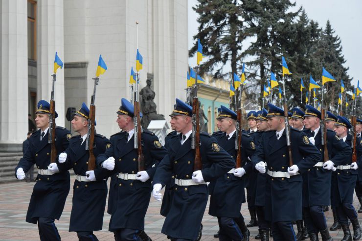 Урочистий захід з нагоди започаткування традиції несення Почесної варти Національної гвардії України біля Верховної Ради України, який супроводжувався урочистим підняттям Державного прапора України.
Несення Почесної варти Національної гвардії України та підняття Державного прапору перед будівлею Верховної Ради України стане постійним церемоніалом вшанування державних символів у вихідні та святкові дні. 
У заході взяли участь: Голова Верховної Ради України Дмитро Разумков, Керівник Апарату Верховної Ради України Вячеслав Штучний, міністр внутрішніх справ Арсен Аваков, командувач Національної гвардії Украіни Микола Балан, народні депутати України, представники громадськості.

