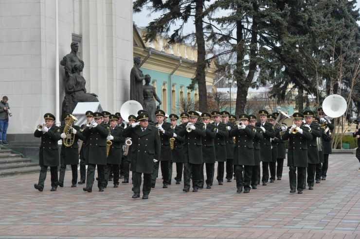 Урочистий захід з нагоди започаткування традиції несення Почесної варти Національної гвардії України біля Верховної Ради України, який супроводжувався урочистим підняттям Державного прапора України.
Несення Почесної варти Національної гвардії України та підняття Державного прапору перед будівлею Верховної Ради України стане постійним церемоніалом вшанування державних символів у вихідні та святкові дні. 
У заході взяли участь: Голова Верховної Ради України Дмитро Разумков, Керівник Апарату Верховної Ради України Вячеслав Штучний, міністр внутрішніх справ Арсен Аваков, командувач Національної гвардії Украіни Микола Балан, народні депутати України, представники громадськості.
