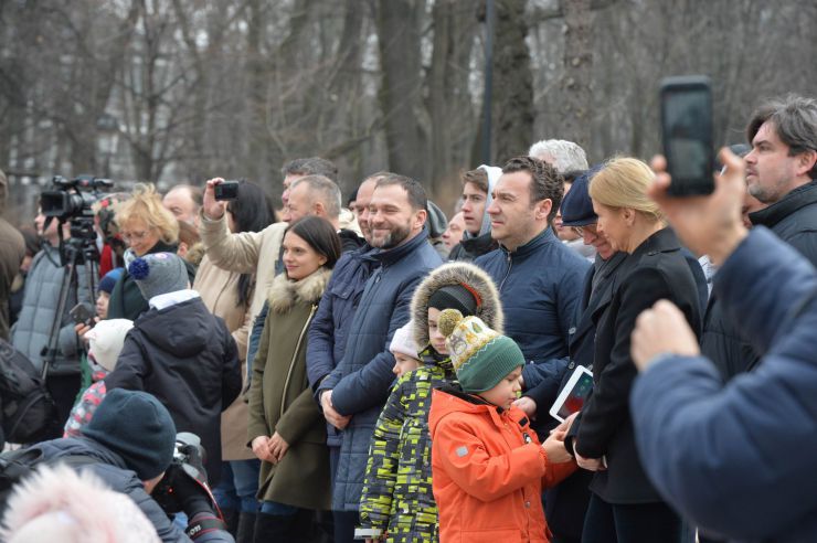 Урочистий захід з нагоди започаткування традиції несення Почесної варти Національної гвардії України біля Верховної Ради України, який супроводжувався урочистим підняттям Державного прапора України.
Несення Почесної варти Національної гвардії України та підняття Державного прапору перед будівлею Верховної Ради України стане постійним церемоніалом вшанування державних символів у вихідні та святкові дні. 
У заході взяли участь: Голова Верховної Ради України Дмитро Разумков, Керівник Апарату Верховної Ради України Вячеслав Штучний, міністр внутрішніх справ Арсен Аваков, командувач Національної гвардії Украіни Микола Балан, народні депутати України, представники громадськості.
