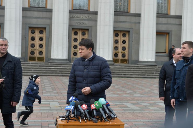 Урочистий захід з нагоди започаткування традиції несення Почесної варти Національної гвардії України біля Верховної Ради України, який супроводжувався урочистим підняттям Державного прапора України.
Несення Почесної варти Національної гвардії України та підняття Державного прапору перед будівлею Верховної Ради України стане постійним церемоніалом вшанування державних символів у вихідні та святкові дні. 
У заході взяли участь: Голова Верховної Ради України Дмитро Разумков, Керівник Апарату Верховної Ради України Вячеслав Штучний, міністр внутрішніх справ Арсен Аваков, командувач Національної гвардії Украіни Микола Балан, народні депутати України, представники громадськості.
