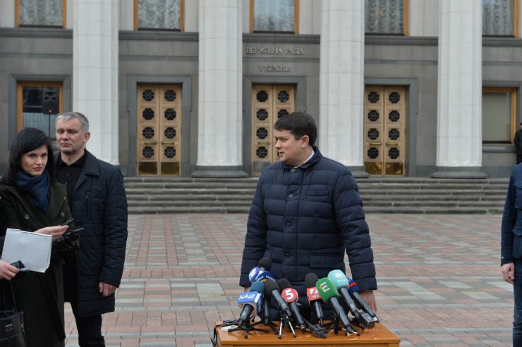 Урочистий захід з нагоди започаткування традиції несення Почесної варти Національної гвардії України біля Верховної Ради України, який супроводжувався урочистим підняттям Державного прапора України.
Несення Почесної варти Національної гвардії України та підняття Державного прапору перед будівлею Верховної Ради України стане постійним церемоніалом вшанування державних символів у вихідні та святкові дні. 
У заході взяли участь: Голова Верховної Ради України Дмитро Разумков, Керівник Апарату Верховної Ради України Вячеслав Штучний, міністр внутрішніх справ Арсен Аваков, командувач Національної гвардії Украіни Микола Балан, народні депутати України, представники громадськості.
