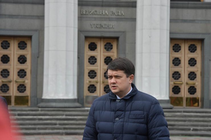 Урочистий захід з нагоди започаткування традиції несення Почесної варти Національної гвардії України біля Верховної Ради України, який супроводжувався урочистим підняттям Державного прапора України.
Несення Почесної варти Національної гвардії України та підняття Державного прапору перед будівлею Верховної Ради України стане постійним церемоніалом вшанування державних символів у вихідні та святкові дні. 
У заході взяли участь: Голова Верховної Ради України Дмитро Разумков, Керівник Апарату Верховної Ради України Вячеслав Штучний, міністр внутрішніх справ Арсен Аваков, командувач Національної гвардії Украіни Микола Балан, народні депутати України, представники громадськості.
