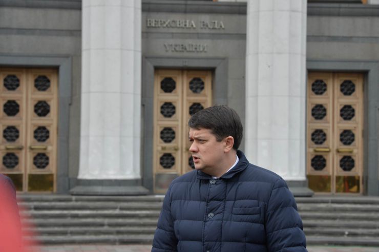 Урочистий захід з нагоди започаткування традиції несення Почесної варти Національної гвардії України біля Верховної Ради України, який супроводжувався урочистим підняттям Державного прапора України.
Несення Почесної варти Національної гвардії України та підняття Державного прапору перед будівлею Верховної Ради України стане постійним церемоніалом вшанування державних символів у вихідні та святкові дні. 
У заході взяли участь: Голова Верховної Ради України Дмитро Разумков, Керівник Апарату Верховної Ради України Вячеслав Штучний, міністр внутрішніх справ Арсен Аваков, командувач Національної гвардії Украіни Микола Балан, народні депутати України, представники громадськості.
