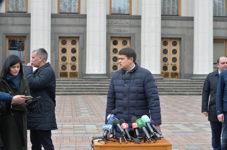 Урочистий захід з нагоди започаткування традиції несення Почесної варти Національної гвардії України біля Верховної Ради України, який супроводжувався урочистим підняттям Державного прапора України.
Несення Почесної варти Національної гвардії України та підняття Державного прапору перед будівлею Верховної Ради України стане постійним церемоніалом вшанування державних символів у вихідні та святкові дні. 
У заході взяли участь: Голова Верховної Ради України Дмитро Разумков, Керівник Апарату Верховної Ради України Вячеслав Штучний, міністр внутрішніх справ Арсен Аваков, командувач Національної гвардії Украіни Микола Балан, народні депутати України, представники громадськості.
