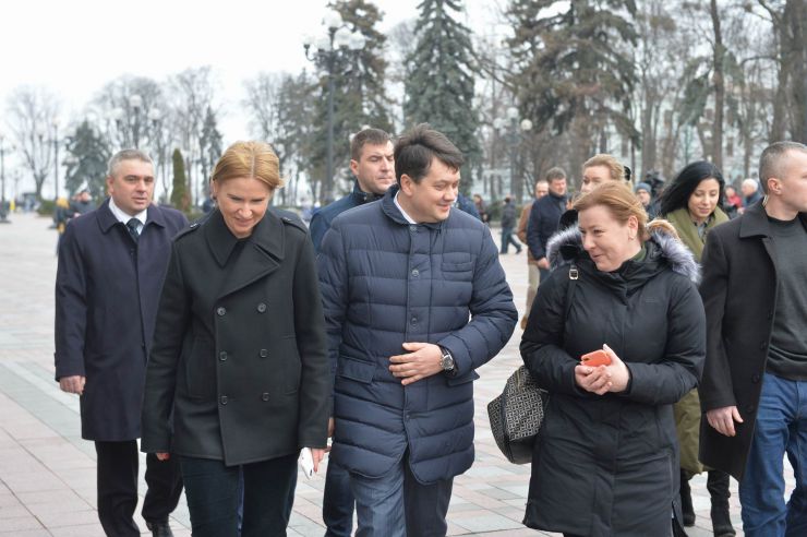 Урочистий захід з нагоди започаткування традиції несення Почесної варти Національної гвардії України біля Верховної Ради України, який супроводжувався урочистим підняттям Державного прапора України.
Несення Почесної варти Національної гвардії України та підняття Державного прапору перед будівлею Верховної Ради України стане постійним церемоніалом вшанування державних символів у вихідні та святкові дні. 
У заході взяли участь: Голова Верховної Ради України Дмитро Разумков, Керівник Апарату Верховної Ради України Вячеслав Штучний, міністр внутрішніх справ Арсен Аваков, командувач Національної гвардії Украіни Микола Балан, народні депутати України, представники громадськості.
