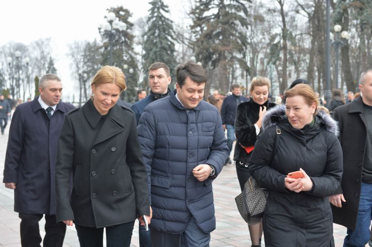Урочистий захід з нагоди започаткування традиції несення Почесної варти Національної гвардії України біля Верховної Ради України, який супроводжувався урочистим підняттям Державного прапора України.
Несення Почесної варти Національної гвардії України та підняття Державного прапору перед будівлею Верховної Ради України стане постійним церемоніалом вшанування державних символів у вихідні та святкові дні. 
У заході взяли участь: Голова Верховної Ради України Дмитро Разумков, Керівник Апарату Верховної Ради України Вячеслав Штучний, міністр внутрішніх справ Арсен Аваков, командувач Національної гвардії Украіни Микола Балан, народні депутати України, представники громадськості.

