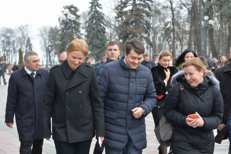 Урочистий захід з нагоди започаткування традиції несення Почесної варти Національної гвардії України біля Верховної Ради України, який супроводжувався урочистим підняттям Державного прапора України.
Несення Почесної варти Національної гвардії України та підняття Державного прапору перед будівлею Верховної Ради України стане постійним церемоніалом вшанування державних символів у вихідні та святкові дні. 
У заході взяли участь: Голова Верховної Ради України Дмитро Разумков, Керівник Апарату Верховної Ради України Вячеслав Штучний, міністр внутрішніх справ Арсен Аваков, командувач Національної гвардії Украіни Микола Балан, народні депутати України, представники громадськості.
