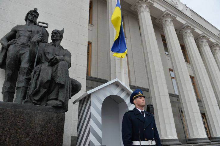 Урочистий захід з нагоди започаткування традиції несення Почесної варти Національної гвардії України біля Верховної Ради України, який супроводжувався урочистим підняттям Державного прапора України.
Несення Почесної варти Національної гвардії України та підняття Державного прапору перед будівлею Верховної Ради України стане постійним церемоніалом вшанування державних символів у вихідні та святкові дні. 
У заході взяли участь: Голова Верховної Ради України Дмитро Разумков, Керівник Апарату Верховної Ради України Вячеслав Штучний, міністр внутрішніх справ Арсен Аваков, командувач Національної гвардії Украіни Микола Балан, народні депутати України, представники громадськості.
