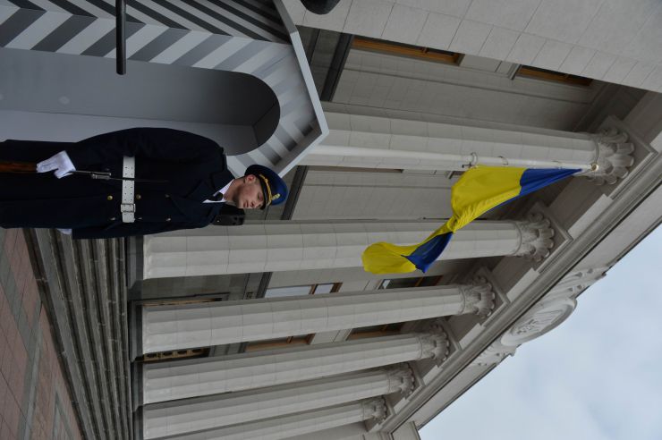 Урочистий захід з нагоди започаткування традиції несення Почесної варти Національної гвардії України біля Верховної Ради України, який супроводжувався урочистим підняттям Державного прапора України.
Несення Почесної варти Національної гвардії України та підняття Державного прапору перед будівлею Верховної Ради України стане постійним церемоніалом вшанування державних символів у вихідні та святкові дні. 
У заході взяли участь: Голова Верховної Ради України Дмитро Разумков, Керівник Апарату Верховної Ради України Вячеслав Штучний, міністр внутрішніх справ Арсен Аваков, командувач Національної гвардії Украіни Микола Балан, народні депутати України, представники громадськості.
