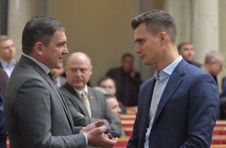 Пленарне засідання Верховної Ради України.

Народні депутати продовжують розглядати правок до законопроекту про внесення змін до деяких законодавчих актів України щодо обігу земель сільськогосподарського призначення №2178-10.
Костянтин Бондарєв Б Олександр Скічко СН
