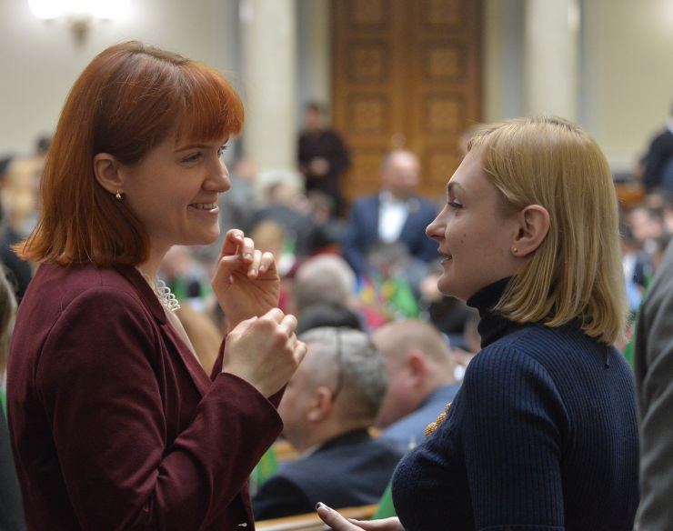 Пленарне засідання Верховної Ради України.

Народні депутати продовжують розглядати правок до законопроекту про внесення змін до деяких законодавчих актів України щодо обігу земель сільськогосподарського призначення №2178-10.
Мар’яна Безугла Євгенія Кравчук СН
