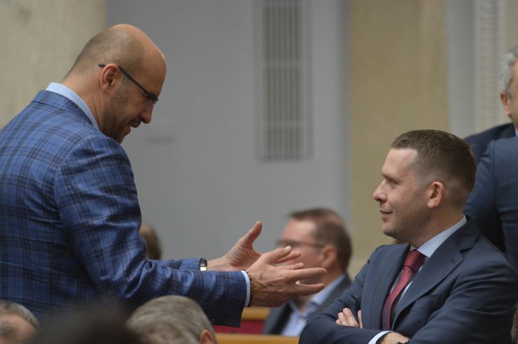 Пленарне засідання Верховної Ради України.

Народні депутати продовжують розглядати правок до законопроекту про внесення змін до деяких законодавчих актів України щодо обігу земель сільськогосподарського призначення №2178-10.
Сергій Рудик поз. Іван Крулько Б
