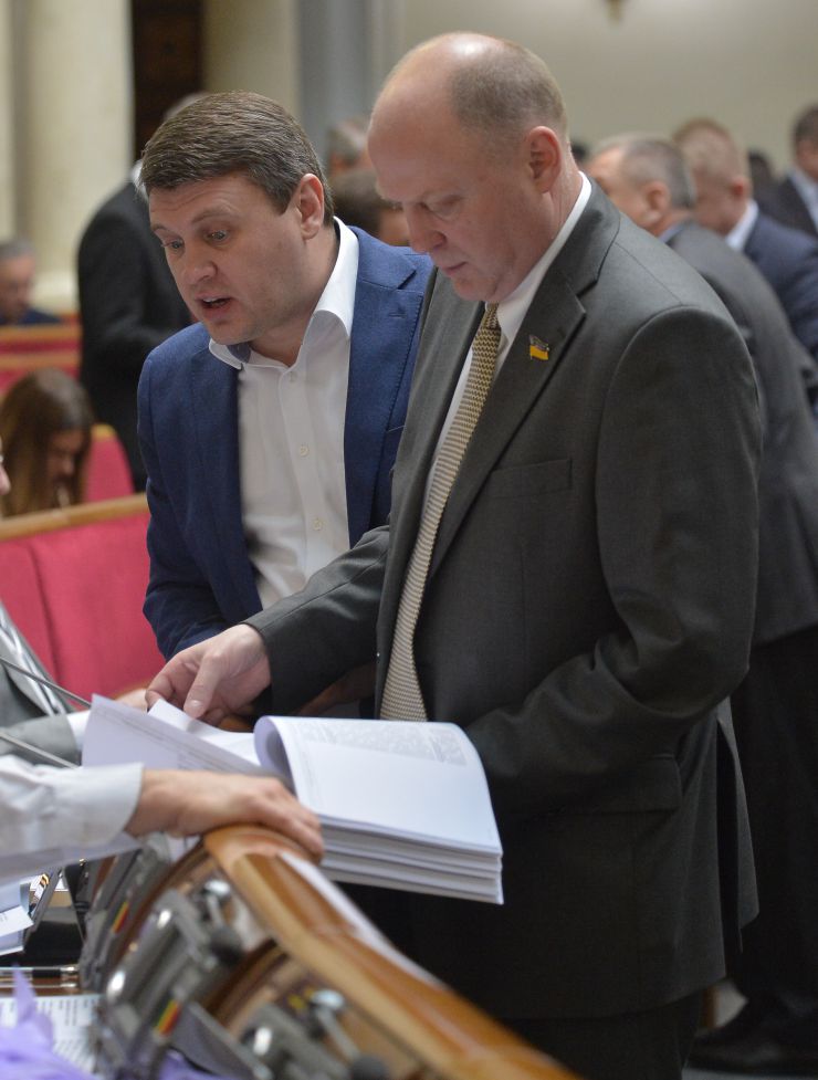 Пленарне засідання Верховної Ради України.

Народні депутати продовжують розглядати правок до законопроекту про внесення змін до деяких законодавчих актів України щодо обігу земель сільськогосподарського призначення №2178-10.
Анатолій Бурміч ОП Вадим Івченко Б
