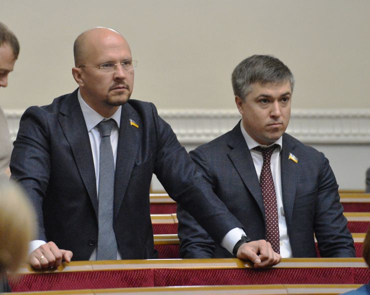 Пленарне засідання Верховної Ради України.

Народні депутати продовжують розглядати правок до законопроекту про внесення змін до деяких законодавчих актів України щодо обігу земель сільськогосподарського призначення №2178-10.
Сергій Вельможний Олександр Сухов ДОВІРА
