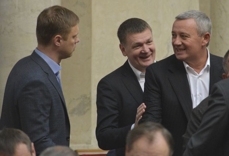 Пленарне засідання Верховної Ради України.

Народні депутати продовжують розглядати правок до законопроекту про внесення змін до деяких законодавчих актів України щодо обігу земель сільськогосподарського призначення №2178-10.
Валерій Лунченко Роберт Горват Владислав Поляков ЗА
