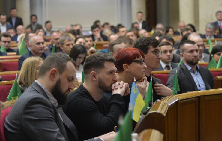 Позачергове пленарне засідання Верховної Ради України. 

Для участі у позачерговому засіданні зареєструвалося 347 народних депутатів.
Голова Верховної Ради України Дмитро Разумков відкрив позачергове пленарне засідання.
Головуючий повідомив, що у позачерговому засіданні бере участь Президент України Володимир Зеленський.
Прийнято Постанову 